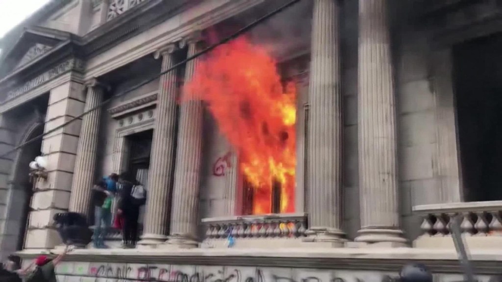 Guatemala: incendian parte del edificio del Congreso