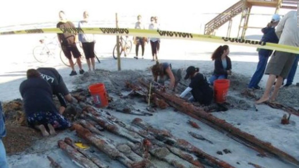 Erosion on beach due to Eta reveals wreck in Florida