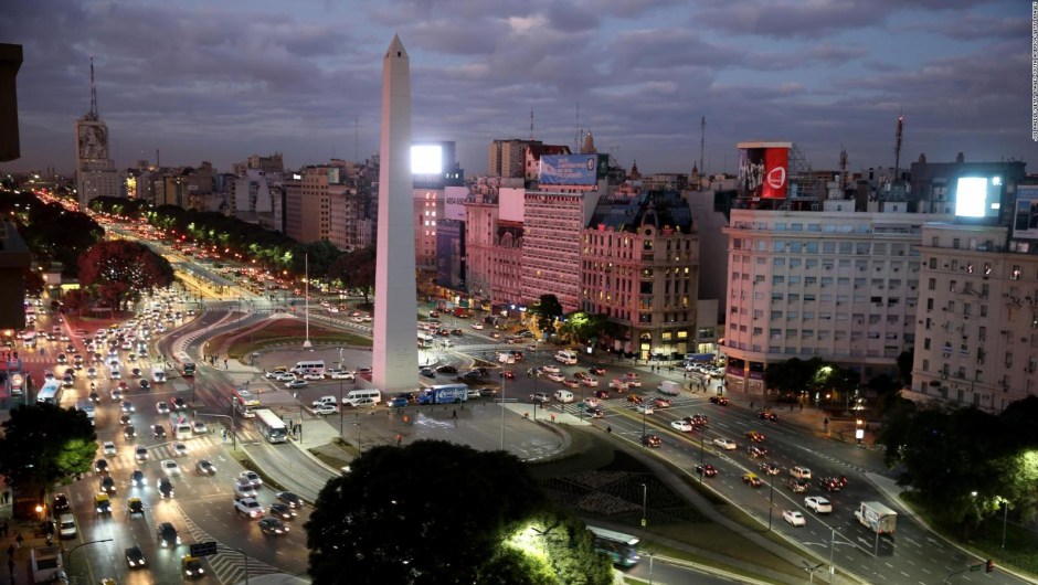 Argentinos convocan homenaje a Maradona en el Obelisco