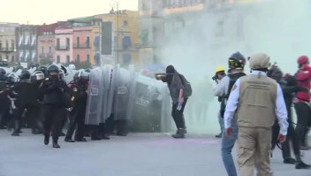 Policías y mujeres se enfrentan durante marcha en México