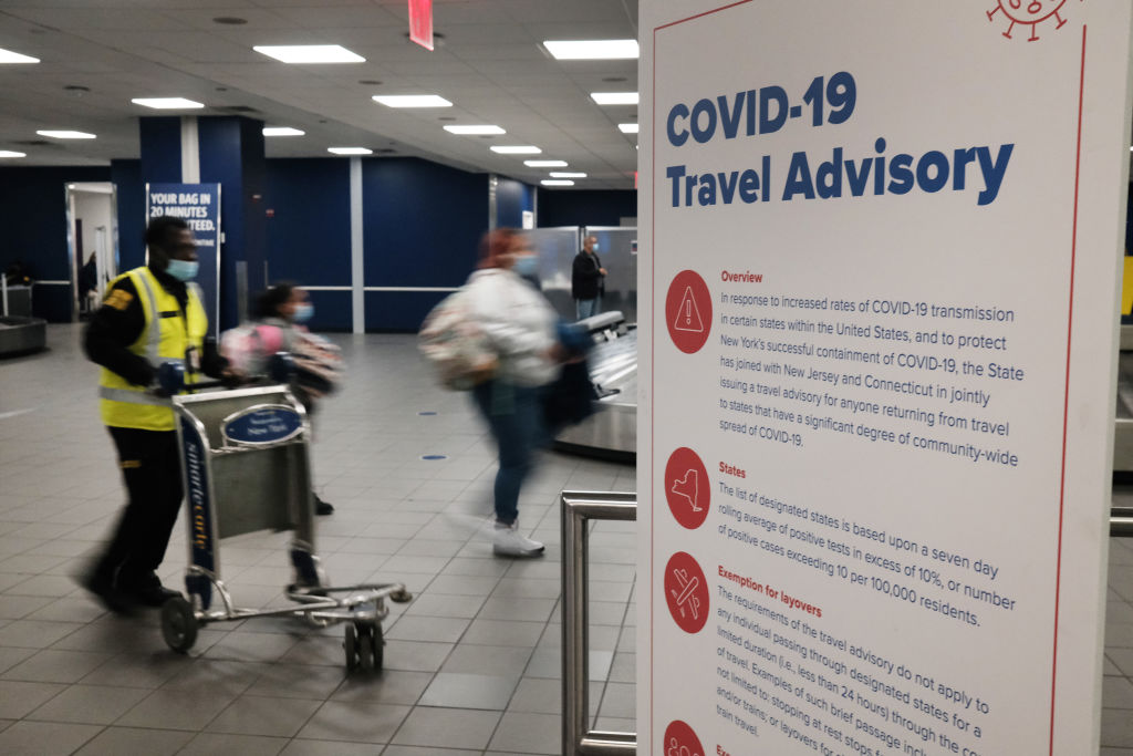 Restricciones viajar covid-19 NEW YORK CITY - NOVEMBER 24: Signs warn travelers of Covid-19 in New York’s LaGuardia Airport on November 24, 2020 in New York City. Despite warnings from the government and politicians not to travel for the Thanksgiving holiday due to the Covid-19 pandemic, millions of Americans have been flying and driving to meet friends and family for the holiday. (Photo by Spencer Platt/Getty Images)