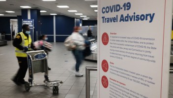 Restricciones viajar covid-19 NEW YORK CITY - NOVEMBER 24: Signs warn travelers of Covid-19 in New York’s LaGuardia Airport on November 24, 2020 in New York City. Despite warnings from the government and politicians not to travel for the Thanksgiving holiday due to the Covid-19 pandemic, millions of Americans have been flying and driving to meet friends and family for the holiday. (Photo by Spencer Platt/Getty Images)