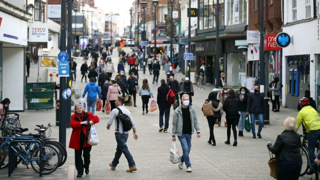 Inglaterra se confina, Italia pone regiones en alerta roja mientras las muertes por covid-19 aumentan un 43% en Europa