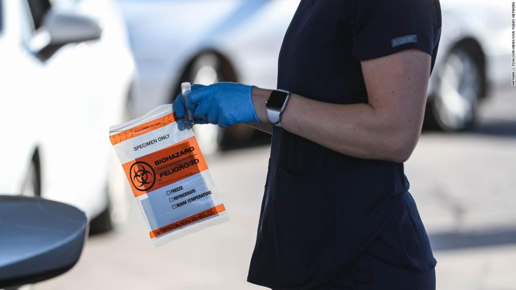 Más funcionarios estatales anuncian restricciones a medida que EE.UU. supera las 100.000 nuevas infecciones por covid-19 por segundo día consecutivo