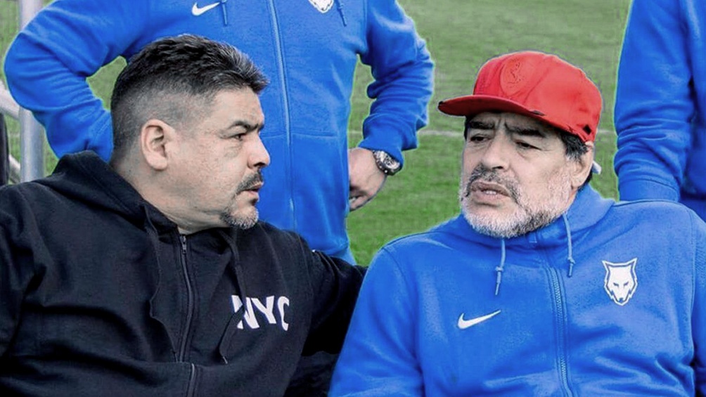 Hugo Maradona a la izquierda, junto a Diego.