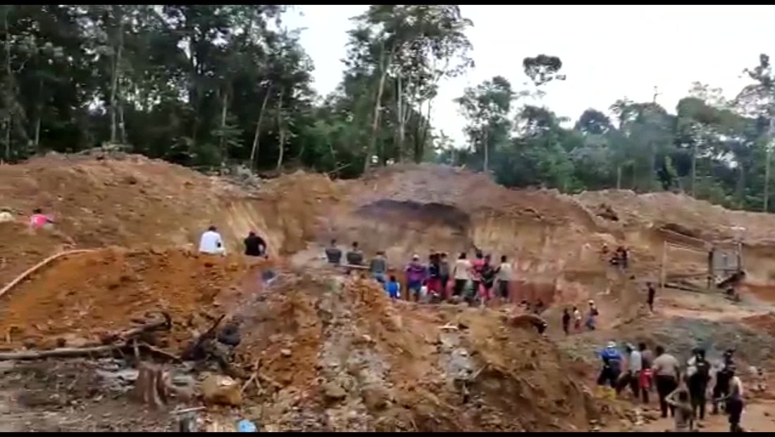 Rescatistas buscan a mineros atrapados tras derrumbe