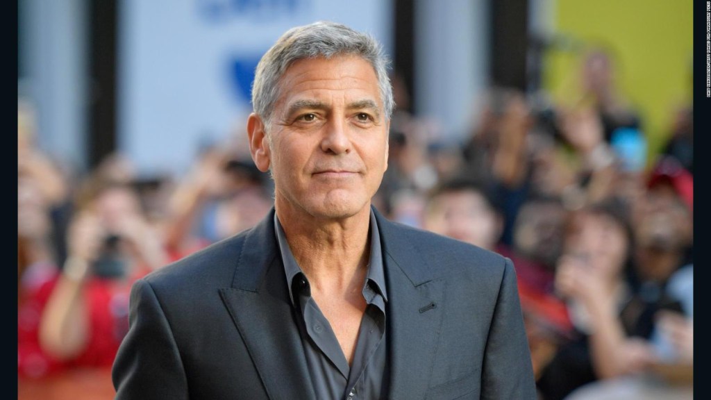 El método de George Clooney para cortar su pelo