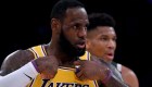 LeBron James acuerda renovar con los Lakers