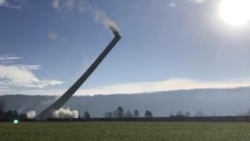 Mira cómo demolieron una gran chimenea en Alabama