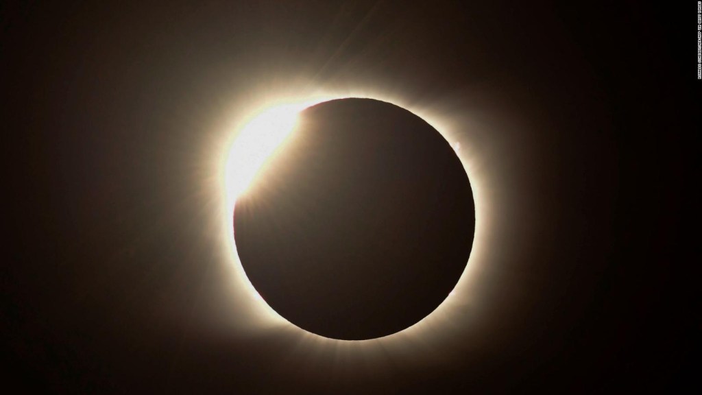 Eclipse solar “Luna negra” de abril 2022 - Imagen de archivo
