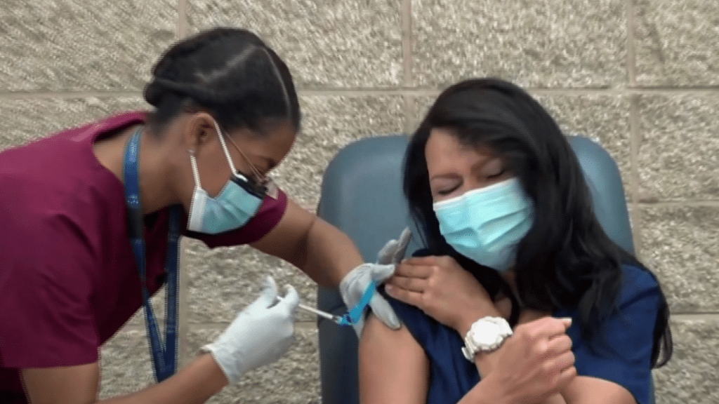 Nurse in New Jersey invites other Hispanics to get vaccinated