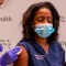 Personal médico en California recibe la vacuna