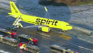 Avión de Spirit Airlines de desliza fuera de la pista