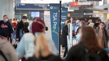 Encuesta revela temor de empleados de aeropuertos al covid-19