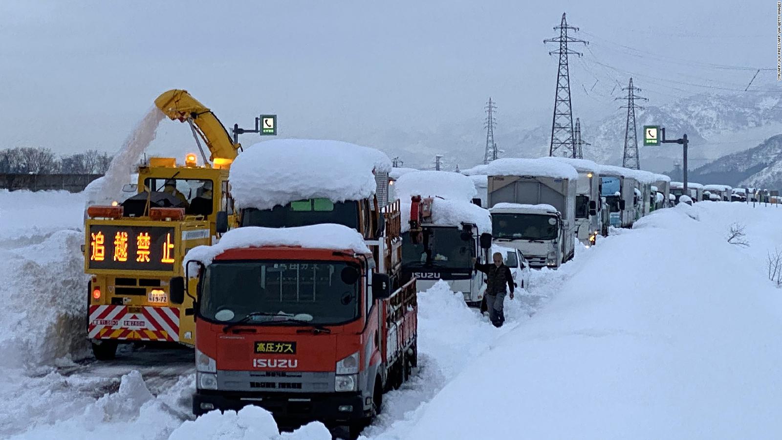 Más de 1.000 personas quedaron atrapadas por la nieve en una autopista de  Japón