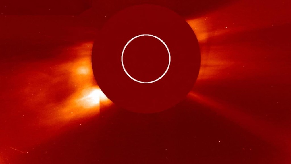 Una imagen inusual de un cometa durante un eclipse.