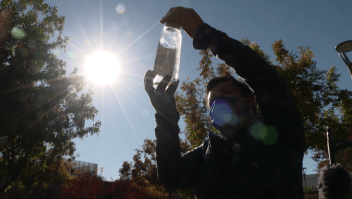 Lo que hace latino afectado por pandemia para sobrevivir