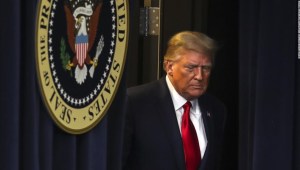 ANÁLISIS | Trump se desboca con indultos, amenazas de veto y negación del covid