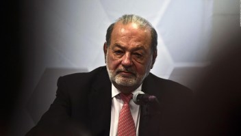 Carlos Slim da positivo por covid-19, según su hijo