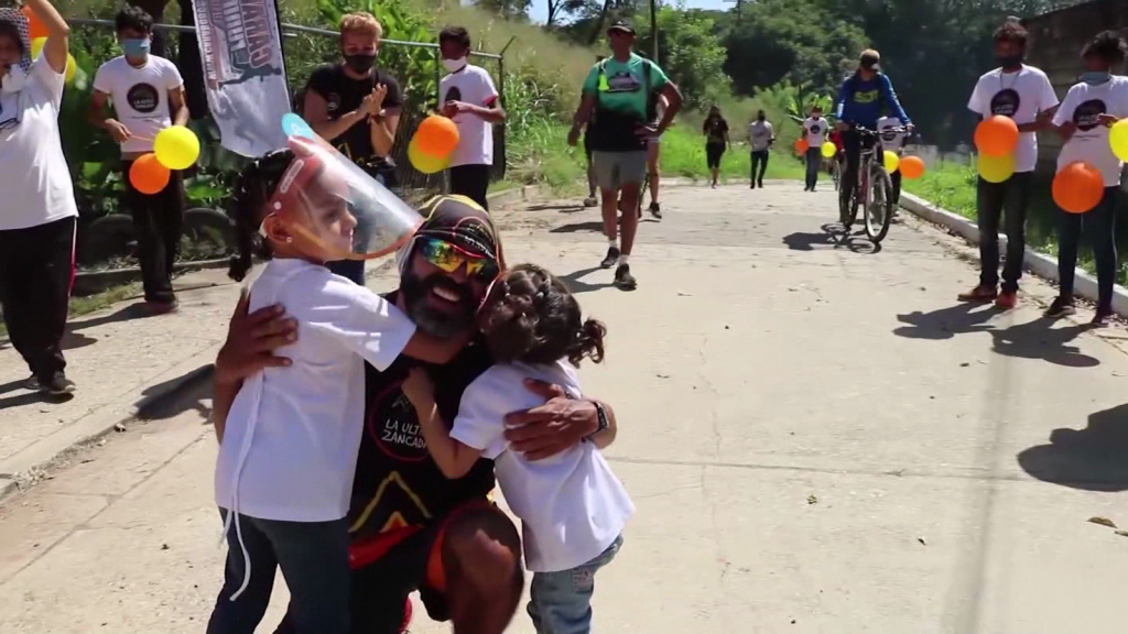 Maratonista corre 72 km para ayudar a venezolanos en crisis