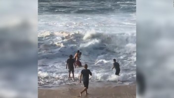 Surfista rescata a mujer de aguas turbulentas en Hawai