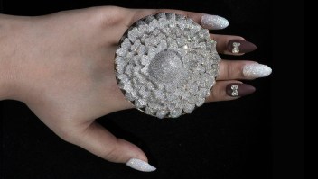 Anillo con miles de diamantes rompe récord Guinness