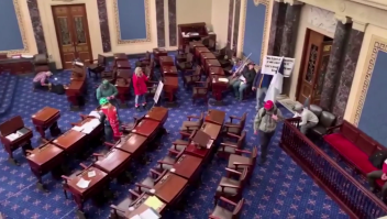 Momento en que agitadores entran al Senado