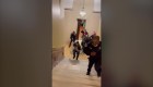 Agitadores pro-Trump persiguen a policía en el Capitolio