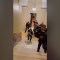 Agitadores pro-Trump persiguen a policía en el Capitolio