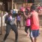 Boxeadora enseña autodefensa a jóvenes de su barrio