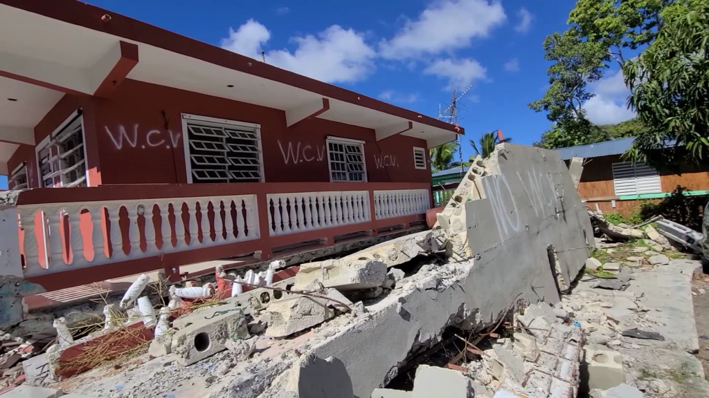 Masih di tengah reruntuhan, mereka teringat gempa bumi Puerto Rico