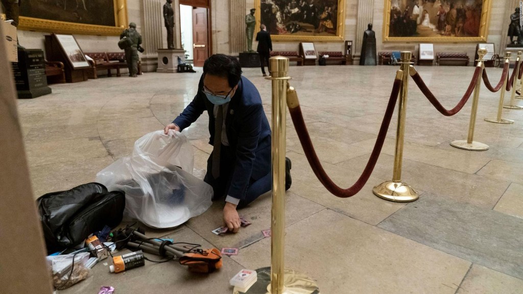 Legislador ayudó a limpiar el Congreso tras disturbios