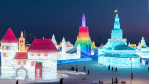 Impresionantes esculturas de hielo lucen en festival chino