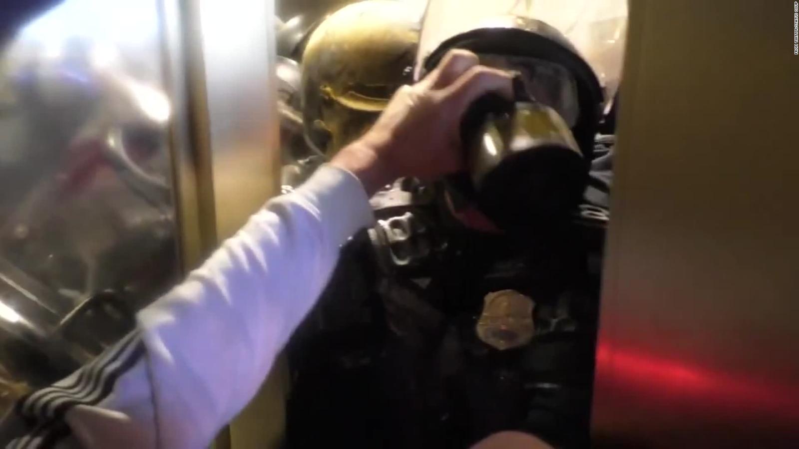 Video shows the attack on a police officer on the part of the turbo that stopped the Capitol |  Video