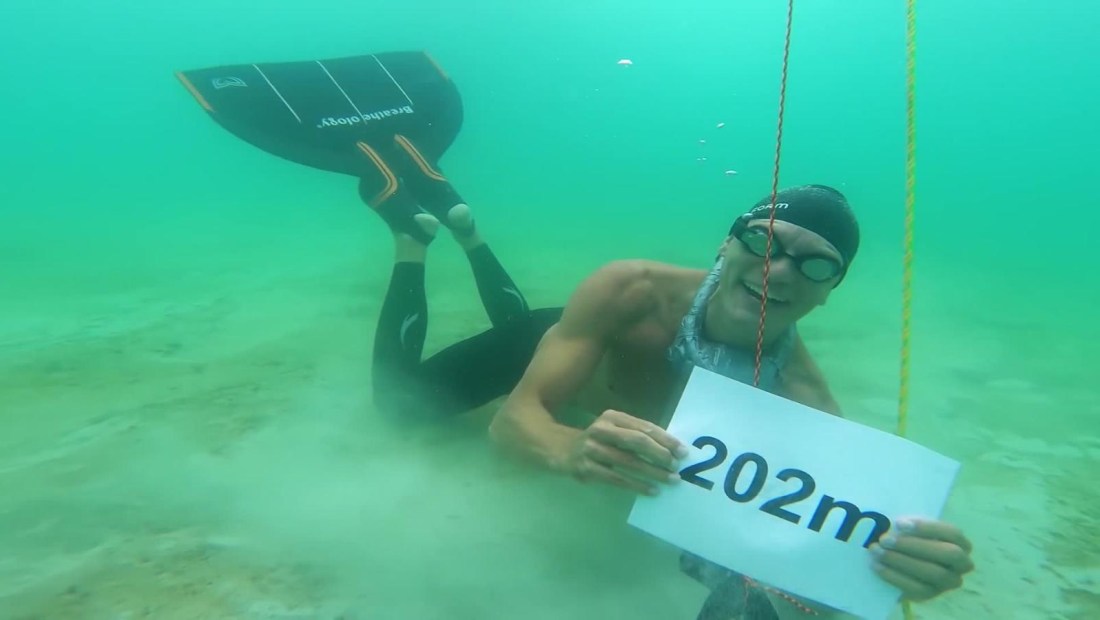 Nuevo récord de apnea: 202 metros bajo el agua