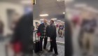 Legislador es acosado por seguidores de Trump en aeropuerto
