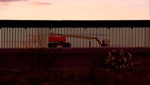 Las caídas y muertes de migrantes aumentan debido a la elevación del muro fronterizo entre EE.UU y México