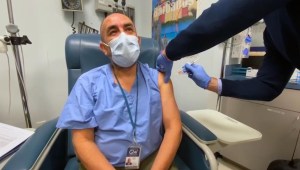 La razón por la que el Dr. Huerta tuvo dolor en el brazo al ser vacunado