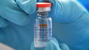 China contraataca por críticas a sus vacunas