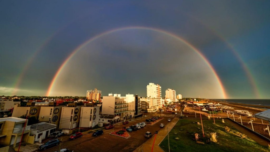 Amateur photographer manages to capture a perfect rainbow