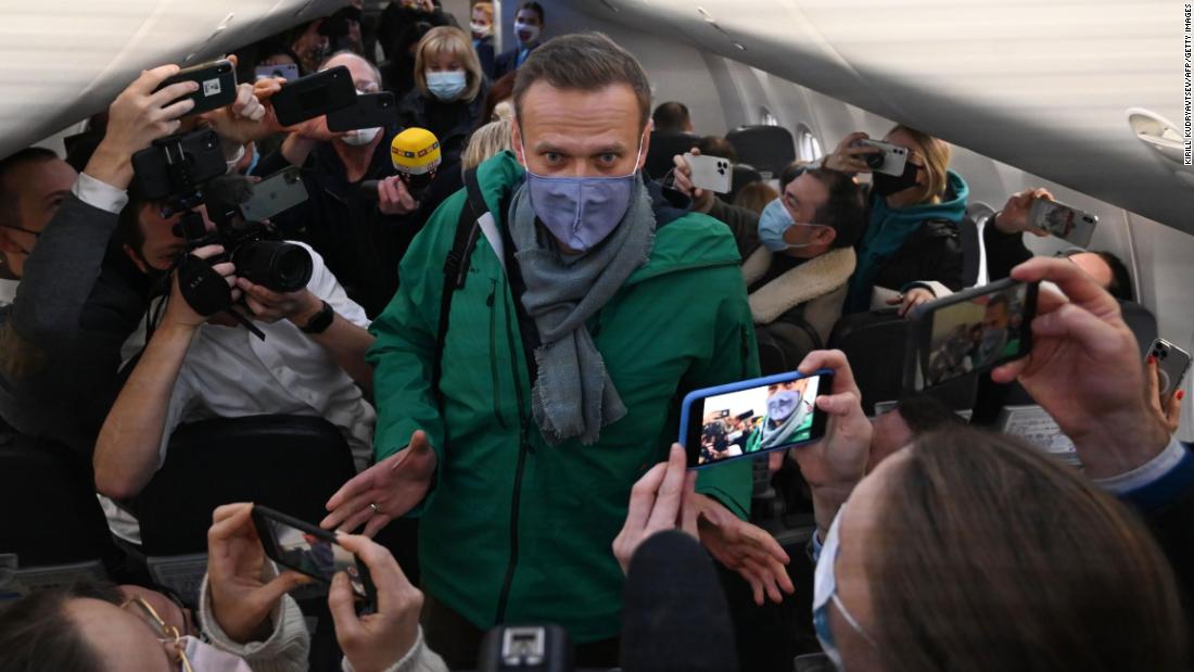 Alexey Navalny returns to Moscow from Berlin and is detained