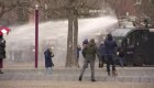 Policía holandesa dispersa protesta con cañones de agua