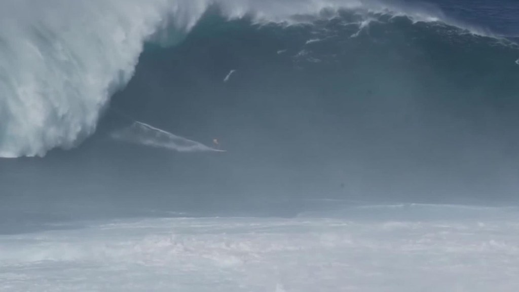 Increíbles imágenes de olas de 12 metros en Hawai