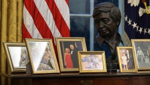 Biden honra a César Chávez con busto en la Oficina Oval