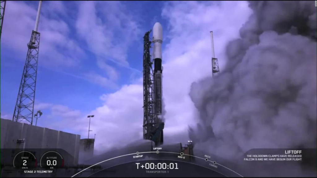 SpaceX lanza 143 satélites en misión récord