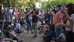 Ministro de Cultura de Cuba enfrenta a periodista en protesta
