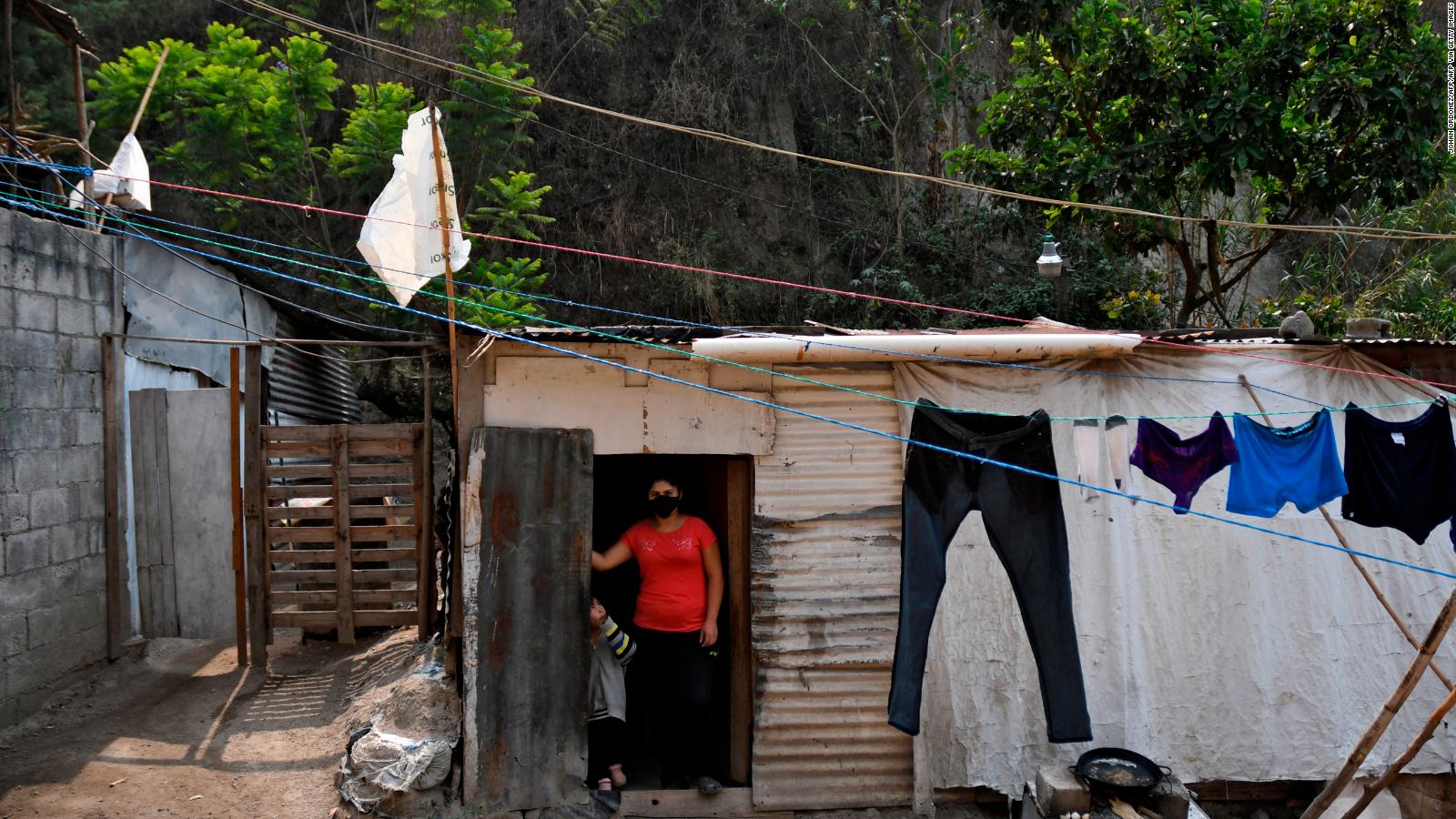 ¿Cómo sanar la pobreza en Guatemala? Pasa el tiempo y la gente sigue