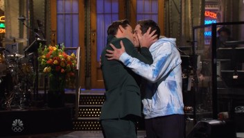 El beso entre John Krasinski y Pete Davidson en 'SNL'