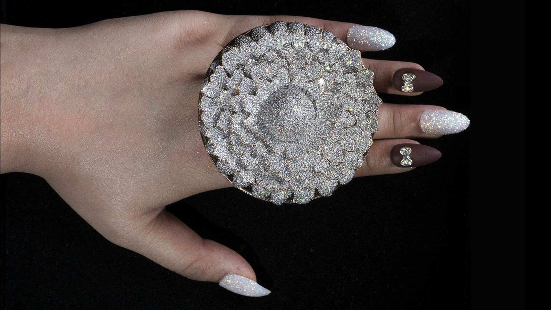 Salida hacia absorción blanco lechoso Anillo con 12.638 diamantes logra récord Guinness