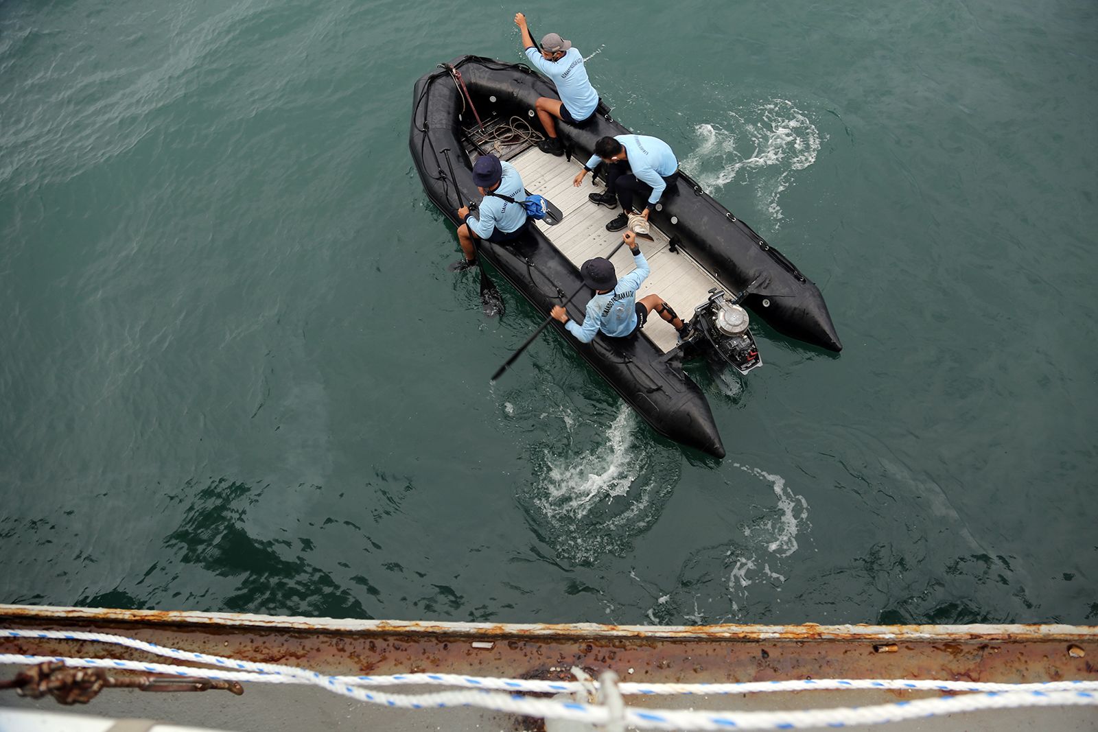 Recover black caja avión caído in Indonesia